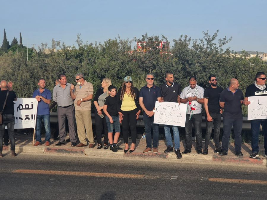 صور من الوقفة الاحتجاجية على مفرق الناعمة تضامنا مع يافا والقدس